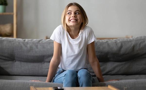 Как действует Альфа-ПВП Девушка в эйфории на диване